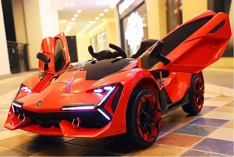 Phần đầu xe ô tô điện trẻ em Lamborghini ấn tượng mạnh mẽ nhất chính là phần đèn LED sáng cách điệu