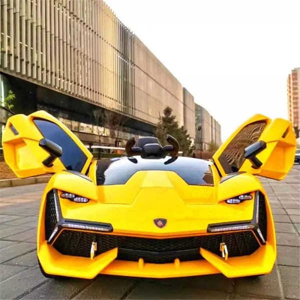 Xe ô tô điện Lamborghini Nel 603 trang bị chế ngồi rộng rãi, dây an toàn kiểu dáng thể thao ôm sát người bé giúp giữ bé vào ghế an toàn.