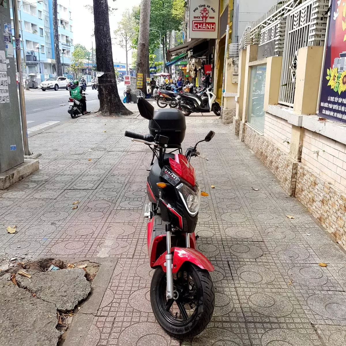 Thùng sau Givi E250N chính hãng gắn cho xe máy điện Vinfast Impes