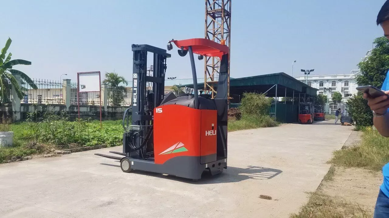 Xe nâng Reach Truck 1.5 tấn Heli đứng lái