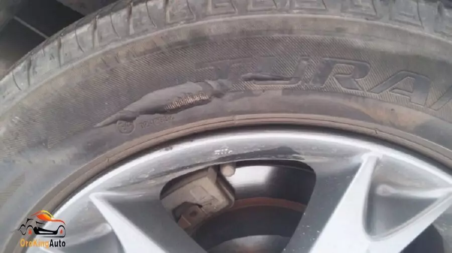 Lốp xe ô tô bị sứt ở thành lốp