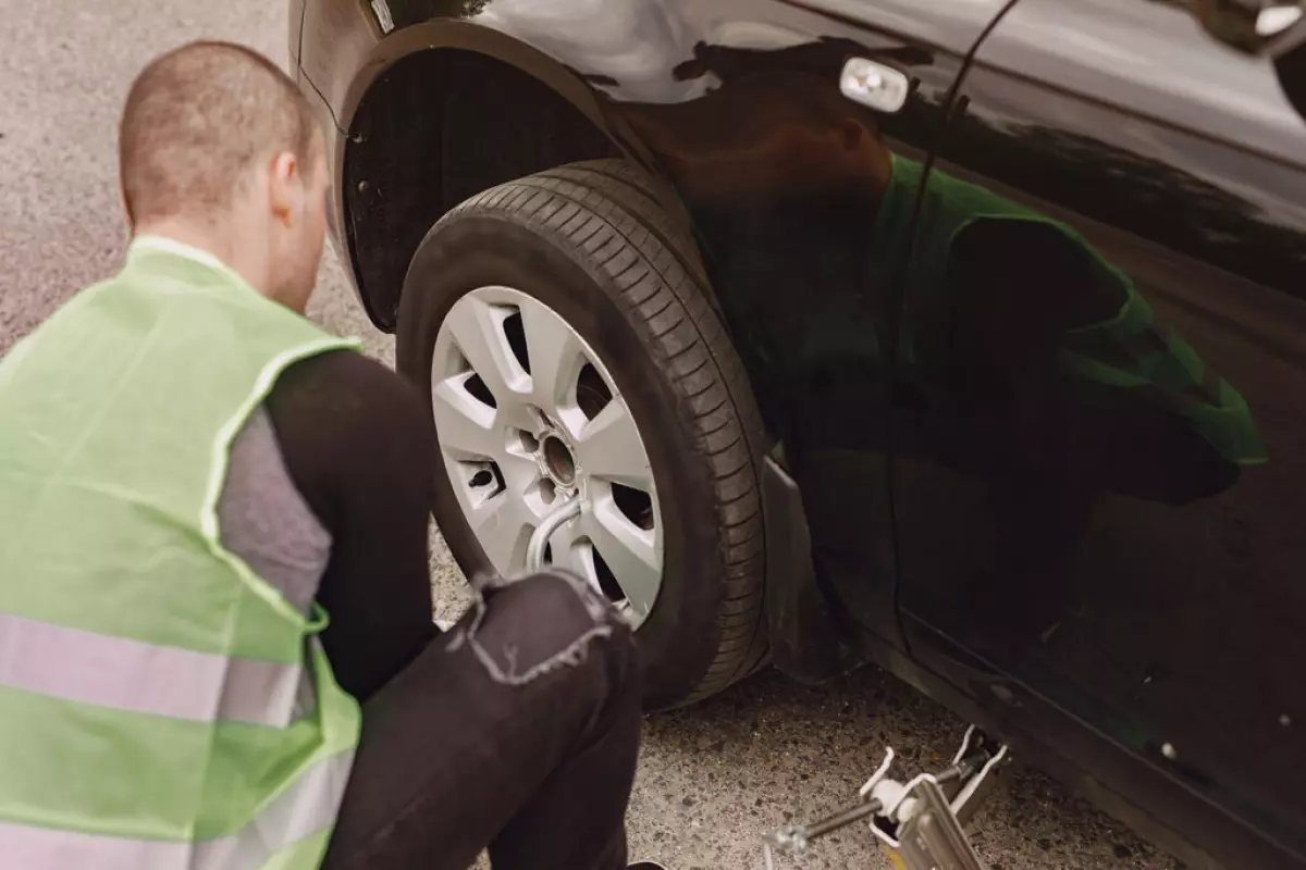 Tìm hiểu kinh nghiệm phòng tránh, xử lý tình huống nổ lốp cũng như cách mua bảo hiểm vật chất dành cho xe ô tô để được đền bù phí tổn khi gặp tai nạn nổ lốp xe.