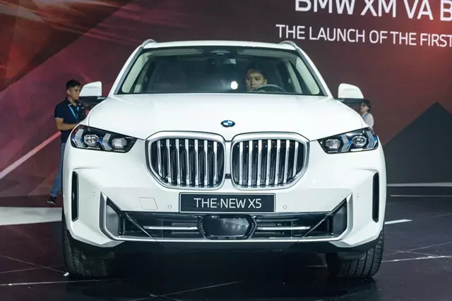 Phần đầu xe BMW X5 facelift