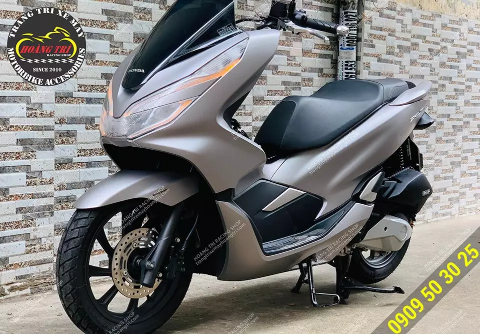 Góc trực diện phía trước của xe PCX 2018 sau khi thay dàn áo