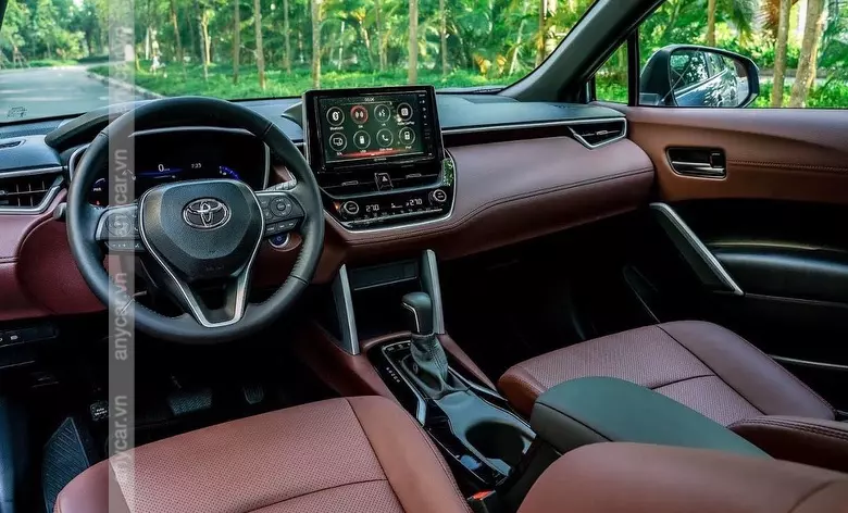 Bảng taplo thiết kế hiện đại và bọc da sang trọng trên Toyota Corolla Cross