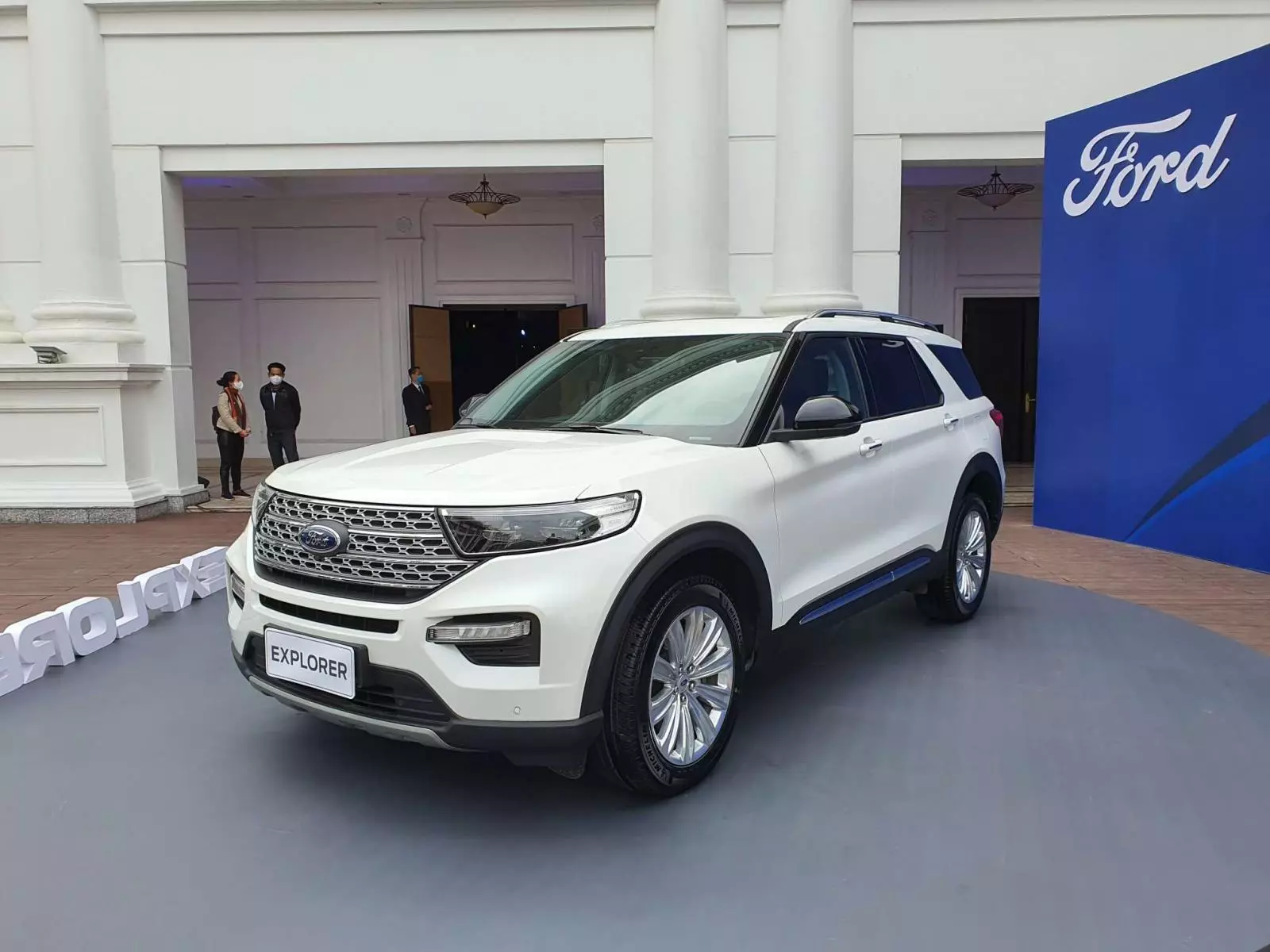 Giá xe Ford Explorer 2022.