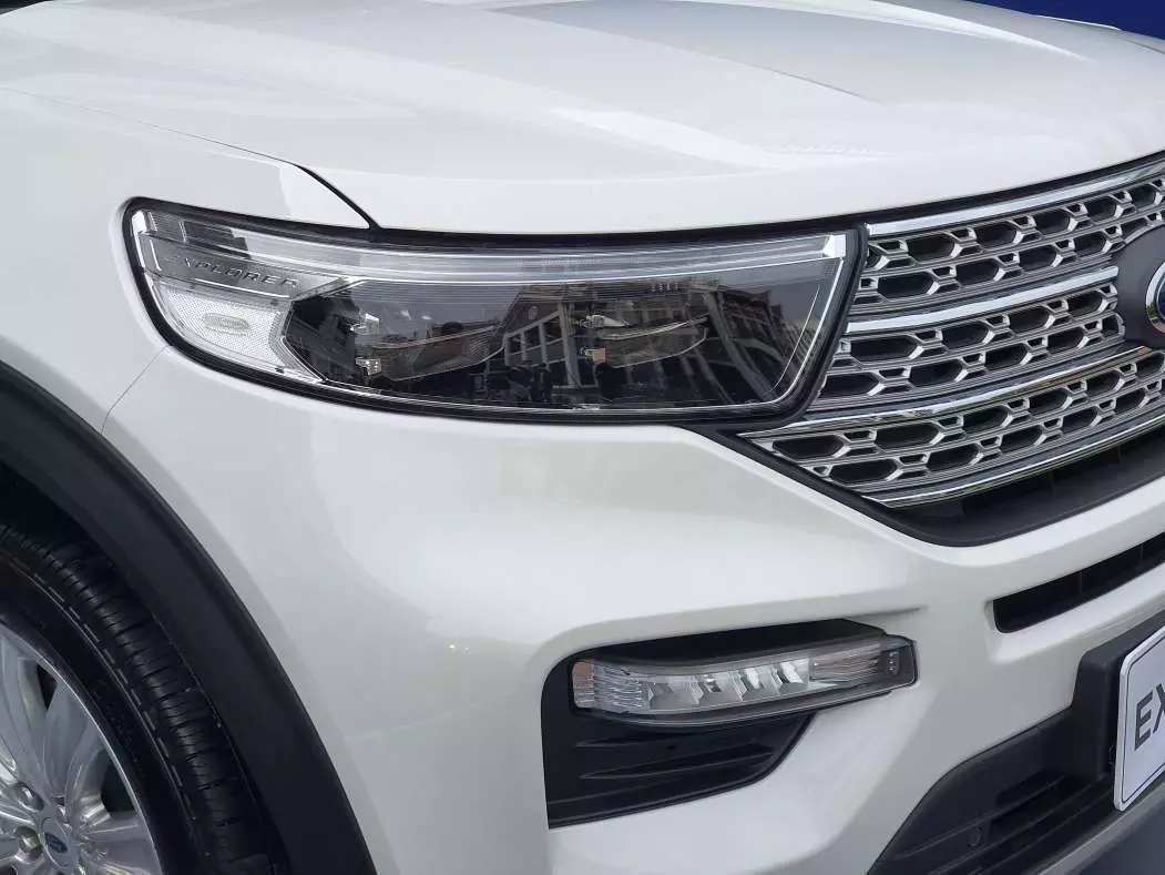 đèn chiếu sáng trước của xe Ford Explorer .