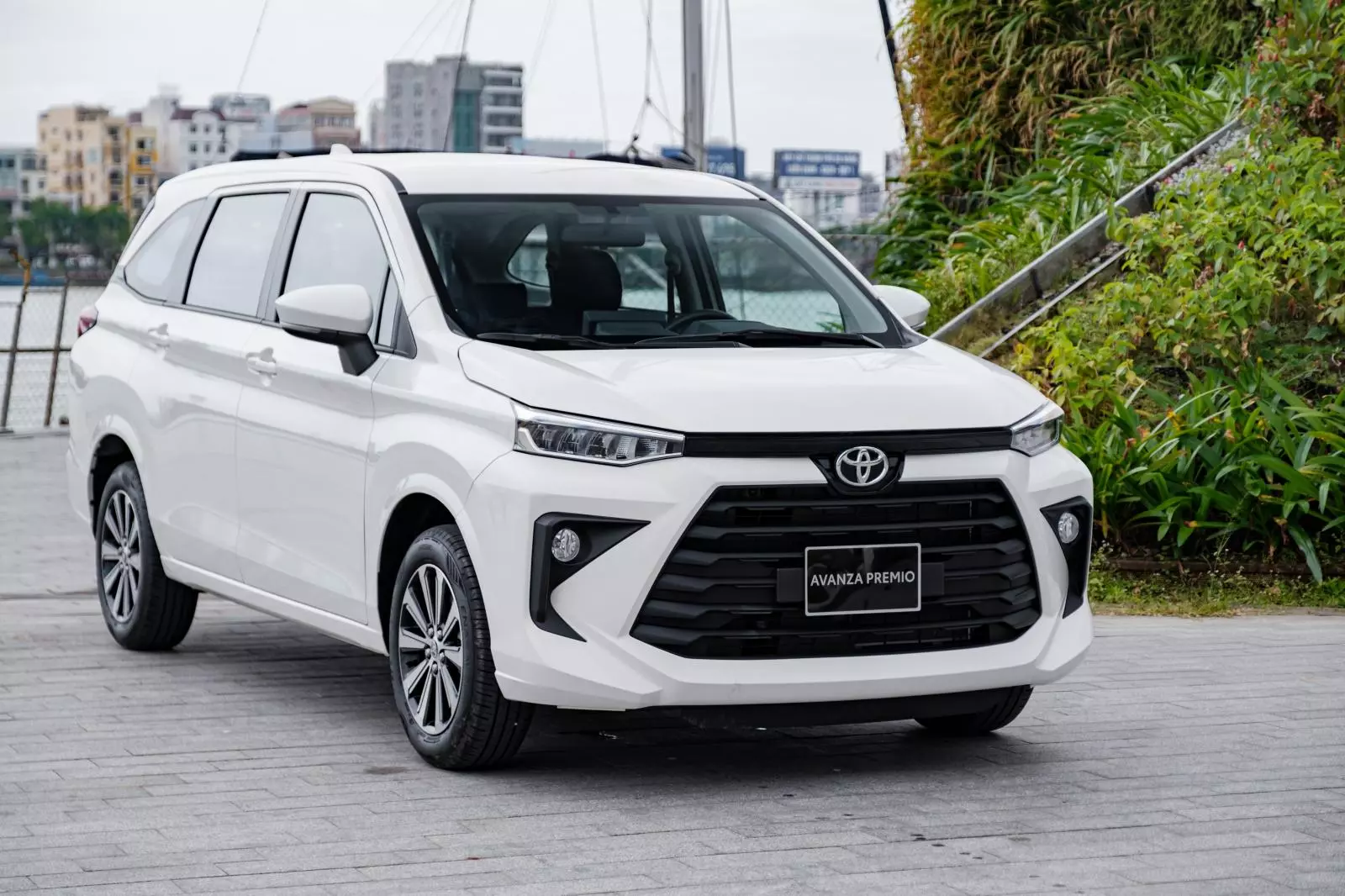 Ngoại thất xe Toyota Avanza Premio 2022