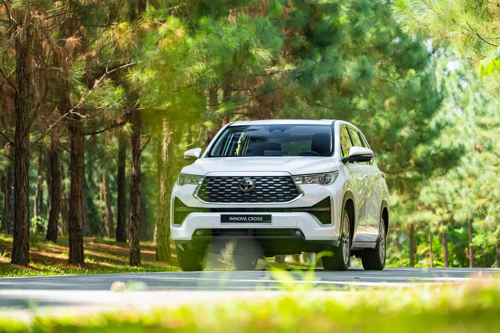 Toyota Innova Cross 2023 giá bao nhiêu.