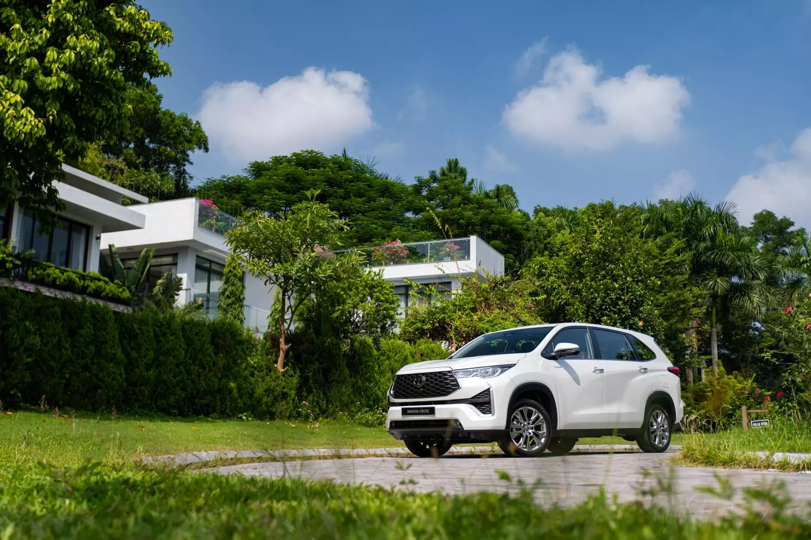 Giá lăn bánh Toyota Innova Cross 2023.