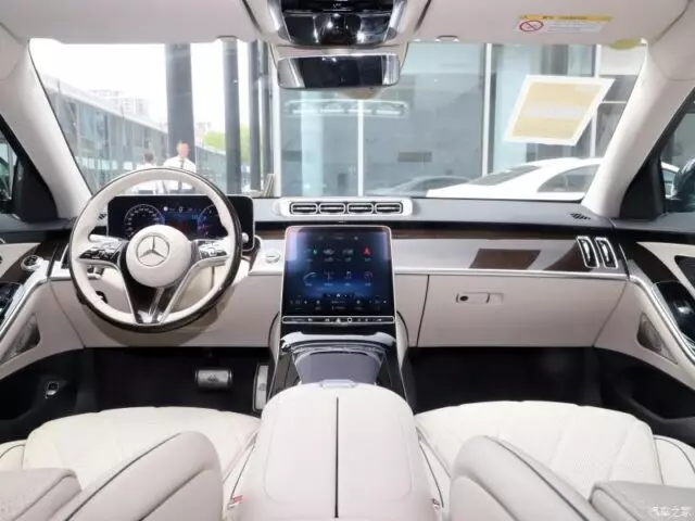 Mercedes-Maybach S450 hoàn toàn mới.