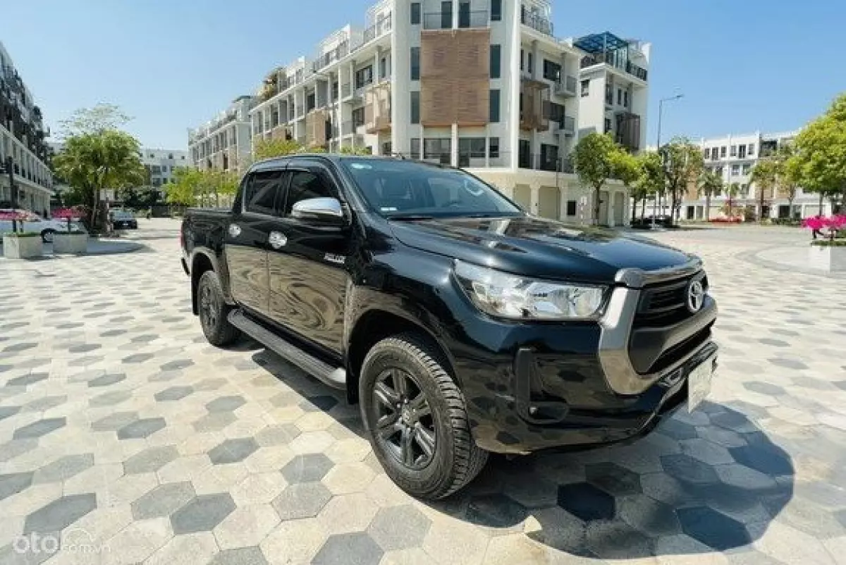 Toyota Hilux 2021 sở hữu một ngoại hình nam tính, mạnh mẽ.