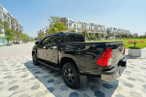 Xe bán tải Toyota Hilux nổi tiếng với khả năng bền bỉ, ít hỏng vặt, giữ giá tốt