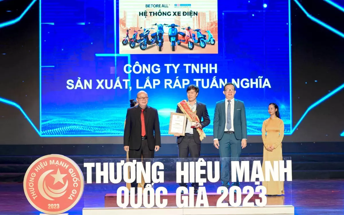 Đại diện Thương hiệu Before All - Tuấn Nghĩa Group - lên nhận giải