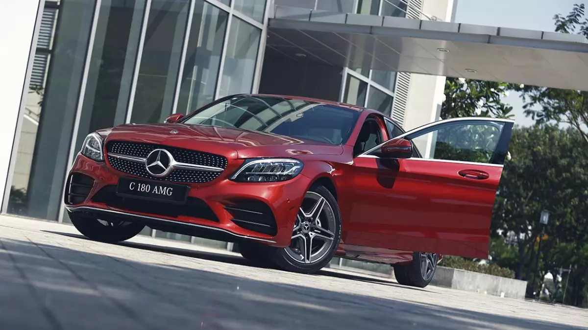 Giá Xe Mercedes C 180 AMG - Khuyến mãi tháng 10/2021