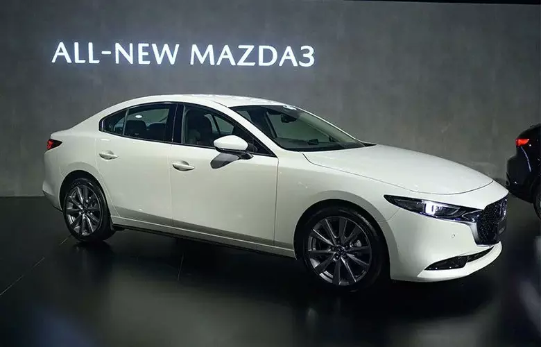 Giá lăn bánh Mazda 3 1.5 Deluxe dao động từ 749 - 768 triệu đồng.