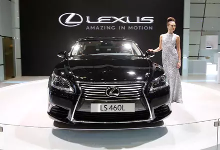 gia_xe_lexus_460L