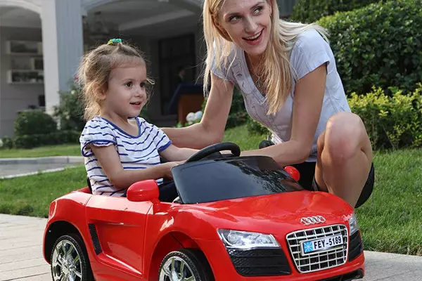 Khi chọn mua xe ô tô điện trẻ em mẹ nên chú ý đến độ tuổi của trẻ