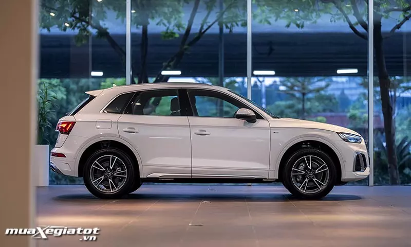 Audi Q5 bản S line trang bi lưới tản nhiệt kiểu tổ ong để phân biệt.