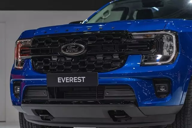 Ford-Everest-2023-than-xe
