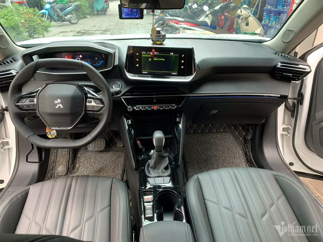 Khoang lái của Peugeot 2008 GT-Line khá gọn gàng, khoa học.