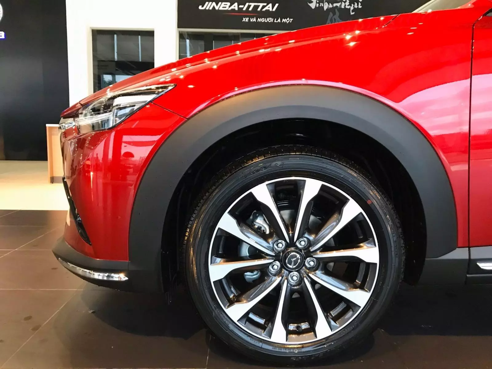 Bộ la-zăng 18 inch thiết kế thể thao trên Mazda CX-3.
