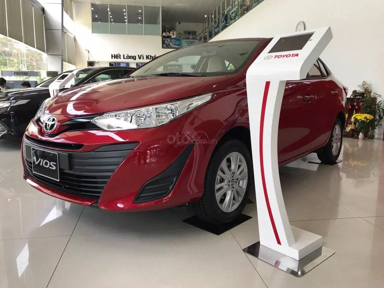 Hình ảnh Toyota Vios đỏ chụp từ phía trước