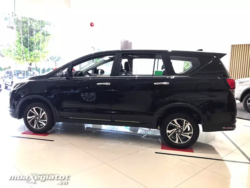 Ngoại thất xe INNOVA Venturer 2022