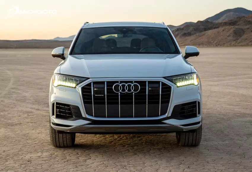 Cản sau Audi Q7 2024 ốp kim loại cứng cáp