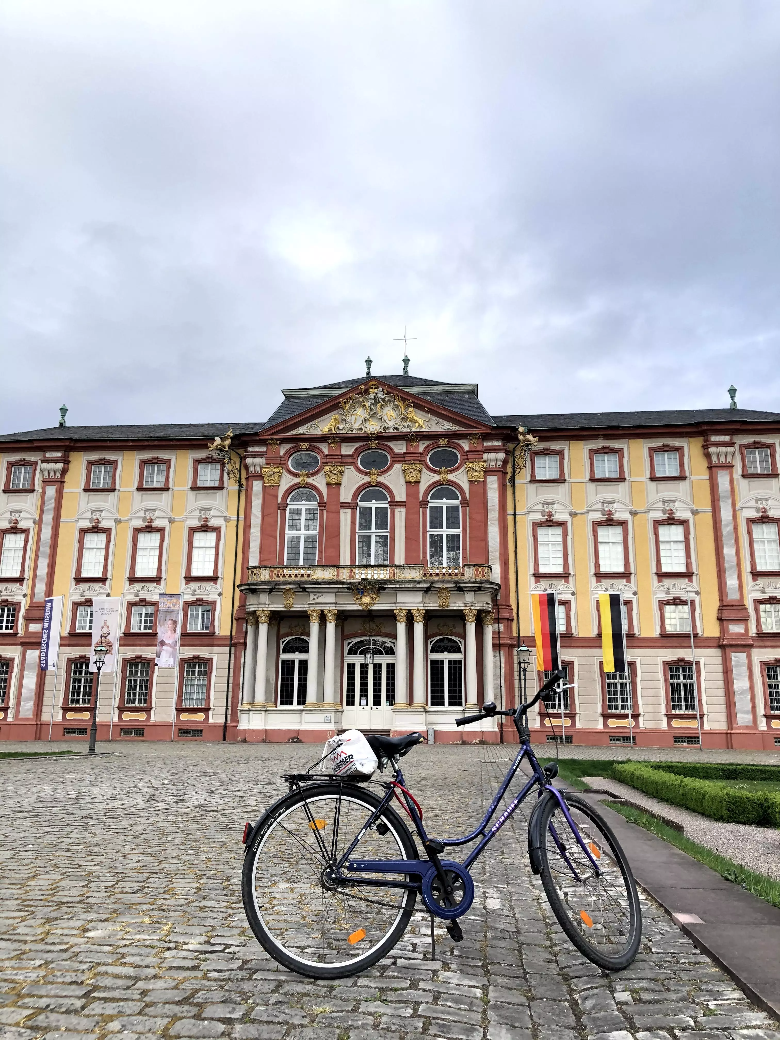 Mình và chiến hữu ở Bruchsal - nơi cách thành phố Karlsruhe 26km. Tổng cộng mình đã cùng người bạn đạp xe qua đây chơi là 52 km hoho.