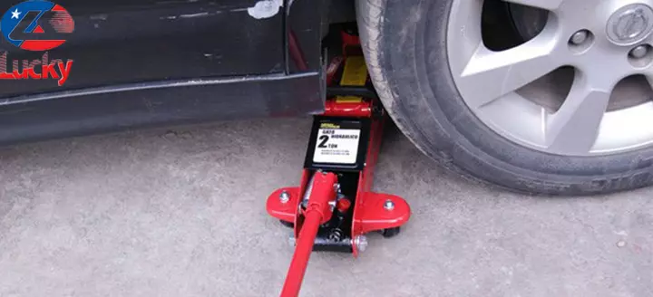 Sử dụng kích để nâng xe lên cho việc thay lốp ô tô