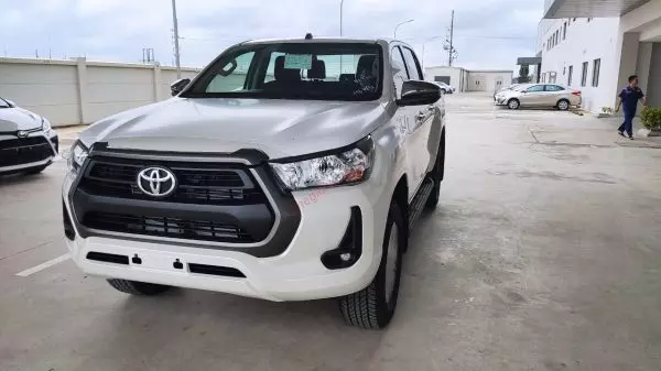 Bán tải Toyota Hilux 2.4E 4x2 2022 màu trắng ngọc trai