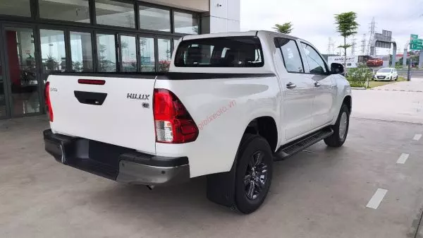 Hông xe Hilux 2.4E 2022