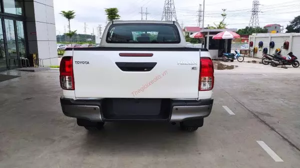 Đuôi xe Bán tải Hilux 2.4E 2022