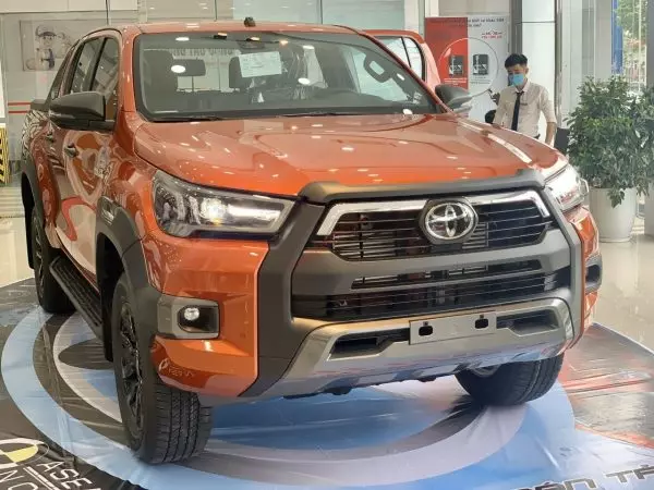 Toyota Hilux 2022 màu cam ánh kim