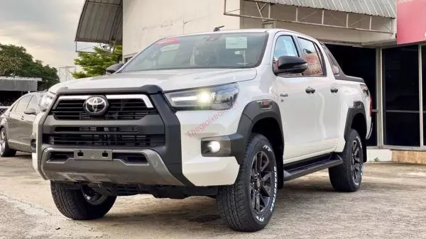 Toyota Hilux 2022 màu trắng ngọc trai