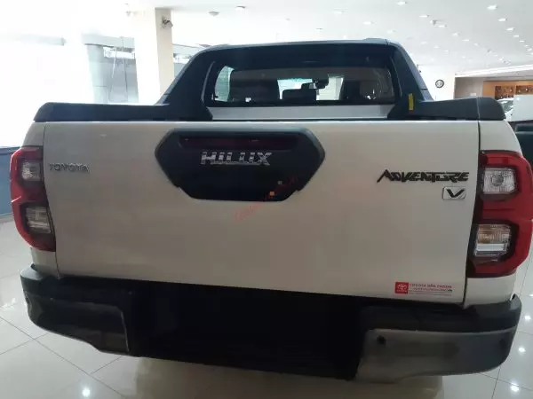 Đuôi xe Hilux 2.8V 2022