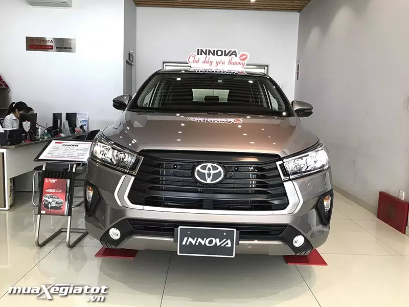 den-pha-toyota-innova-20e-mt-2021-muaxegiatot-vn