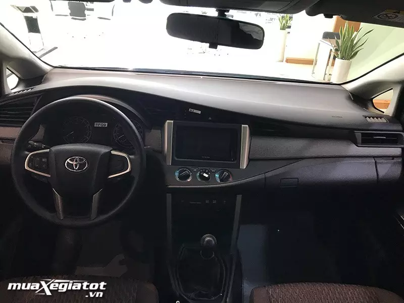 ghe-truoc-toyota-innova-20e-mt-2021-muaxegiatot-vn.jpg