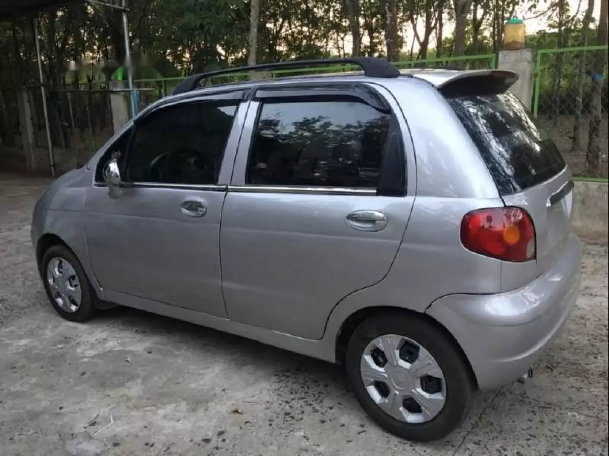 Co nen mua Daewoo Matiz cu 50 trieu de thay xe may? hinh anh 1