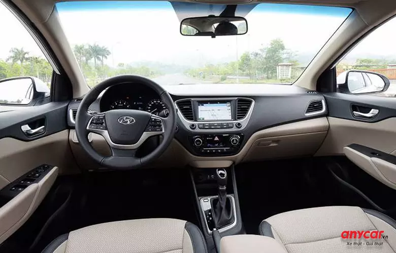 Khoang lái trên Hyundai Accent cũ