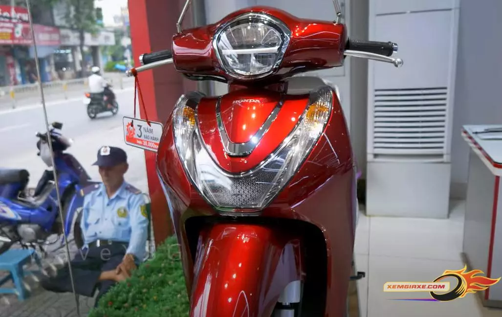 Honda SH Mode 2023 Giá Bao Nhiêu? Đánh  <a href='https://toyota.edu.vn/bang-gia-honda-sh-moi-nhat-sh-mode-2020-doi-gia-hon-10-trieu-dong-a8008.html' title='giá xe sh mode' class='hover-show-link replace-link-40'> <a href='https://toyota.edu.vn/gia-xe-sh-hom-nay-ngay-25122023-xe-sh-160i-2024-ban-tieu-chuan-lan-banh-gia-hon-100-trieu-a7354.html' title='giá xe sh' class='hover-show-link replace-link-44'>giá xe sh<span class='hover-show-content'></span></a>  mode<span class='hover-show-content'></span></a>  2023 Kèm Hình Ảnh 4