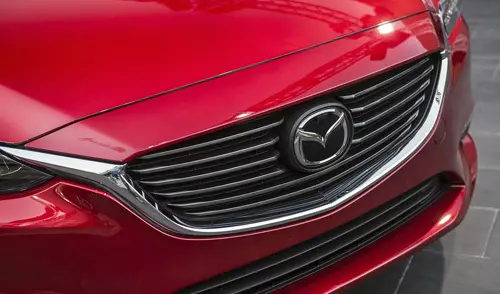 Đánh giá xe Mazda 6 2017 có lưới tản nhiệt mới với dải kim loại mạ crom uốn mềm mại hơn.