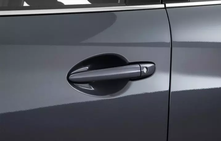 Đánh giá xe Mazda 6 2017 có tay nắm cửa sơn đồng mầu với thân xe.