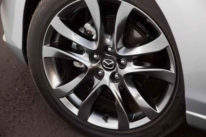 Đánh giá xe Mazda 6 2017 có la zăng 5 chấu kép cỡ từ 17 đến 18 inch