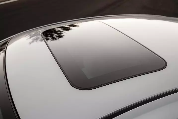 Đánh giá xe Mazda 6 2017 có cửa sổ trời chỉnh điện bản rộng.