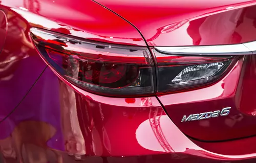 Đánh giá xe Mazda 6 2017 đèn hậu LED màu khói huyền ảo.