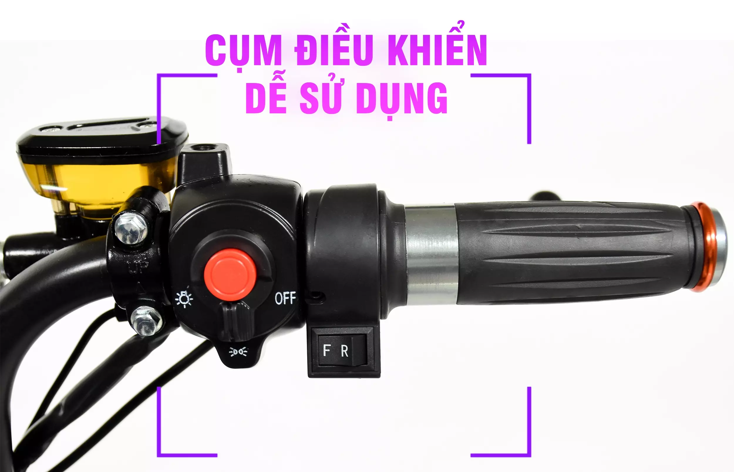 Cụm điều khiển tay phải có đầy đủ chức năng cơ bản, dễ dàng làm quen, cũng như thao tác một cách đơn giản.