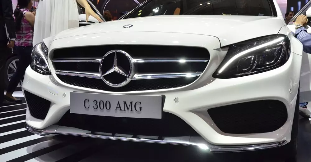 Đánh giá xe Mercedes-Benz C-class 2015 phần đầu 7