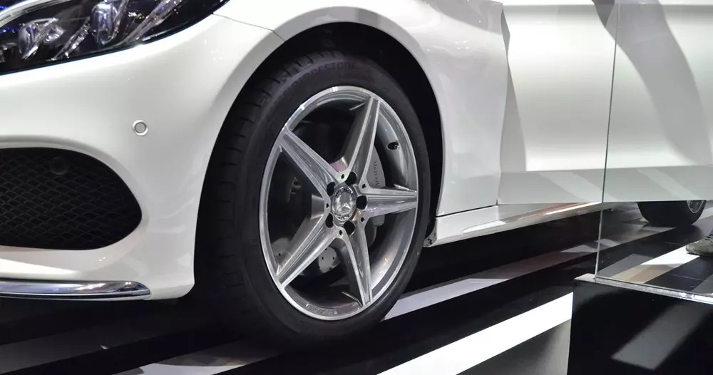 Đánh giá xe Mercedes-Benz C300 AMG 2015 phần thân